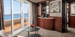 Croisière NCL Norwegian Cruise Line Sky Penthouse face à l'arrière du navire avec chambre principale et grand balcon