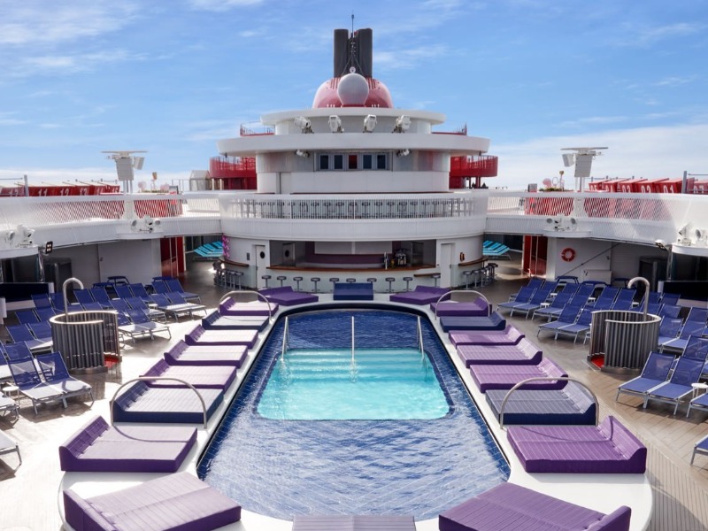 Croisière Virgin Voyages bar The Aquatic Club